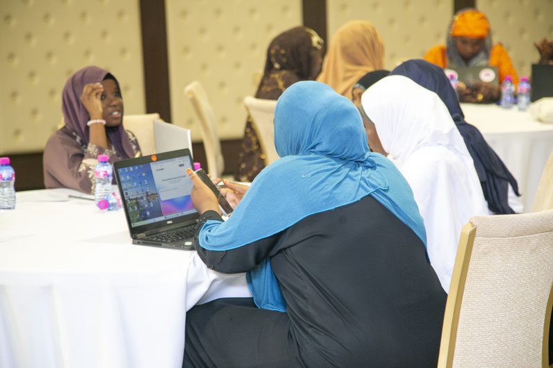 Réception d'équipements à l'école de Toula — programme ICT Girls